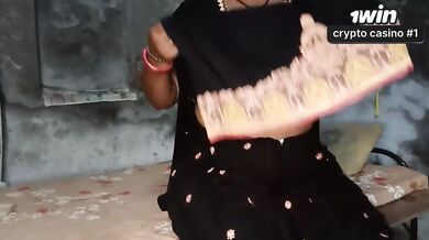 Madrasta Titty grande planta um baixo na barriga do rapaz e roda, implorando por