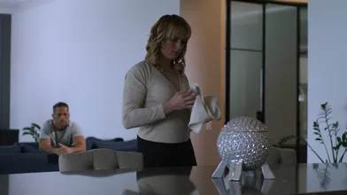 Cant help but keep looking in the ass of TS friend