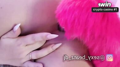 Hot platinum-blonde ramming her donk speculum and fingers in her tight caboose -