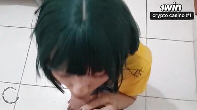 Essa garota cosplayer chupou meu pau e depois bebeu meu esperma em um copo