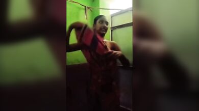 Horny Bengali Girl Suhana Bathing & Masturbating