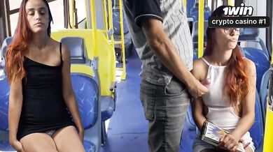 Pervertido encoxa safada em transporte público!