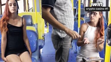 Pervertido encoxa safada em transporte público!
