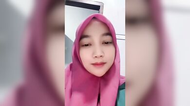 Janda Cantik Pamer Belahan