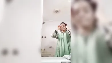 Sexy Desi Girl Striping And Shows Nude_Body