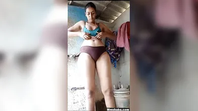 Desi Bhabhi Pissing