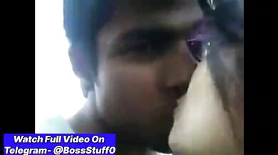 Noida virgin girl smooch karti hai BF ko cleavage dikhakar
