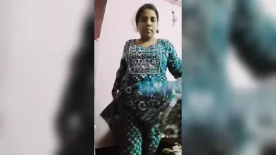 Muslima Syeda Zainab showing her body