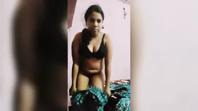 Muslima Syeda Zainab showing her body