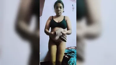 Muslima Syeda Zainab showing her body