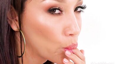 Vicki's Slobbery Facial Creaming