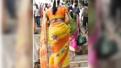 Hot saree ass jiggle