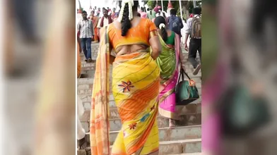 Hot saree ass jiggle