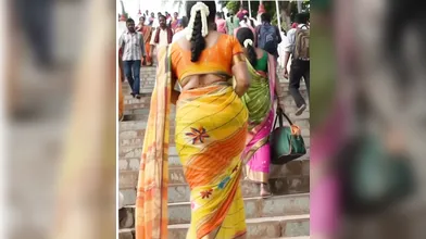 Hot saree ass jiggle