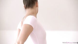 Flexible Dancer Swallows Cum - S4:E2
