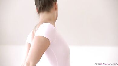 Flexible Dancer Swallows Cum - S4:E2