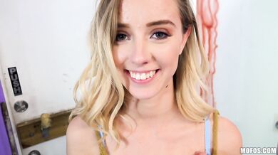 Skinny slut knows hot to reward a man