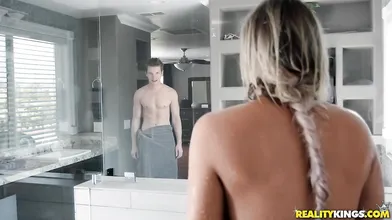 Showering Kylie Page Enchanted by Blurry Big Dick!