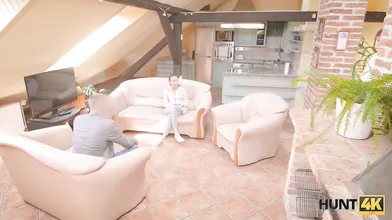 HUNT4K. Viejo codicioso por dinero en efectivo le permite a la novia tener sexo con un extraño