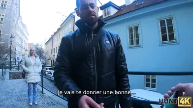 HUNT4K. L'homme admire comment la beauté aux gros seins fait jouir le chasseur sur les seins