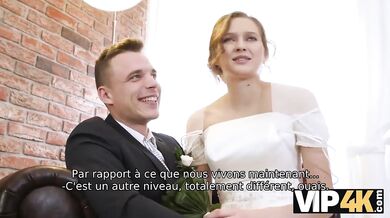 VIP4K. Beauté en robe de mariée suce une bite d'étrangers et se fait baiser