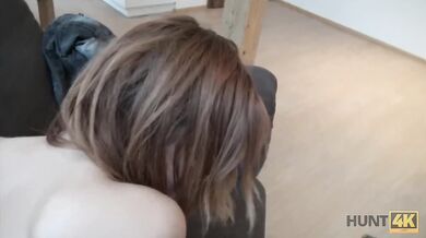 HUNT4K. Rousse envoûtante avec des seins impressionnants est heureuse de baiser