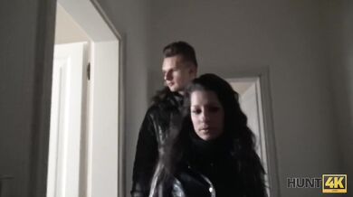 HUNT4K. Hunter trifft ein nettes Mädchen in Prag und fickt